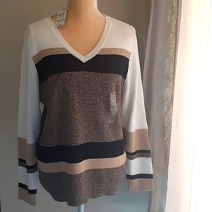 Women’s Karen Scott winter whiteV Neck Size Large